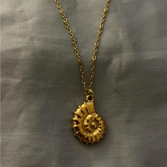 Gold shell Necklace - Picture 1 of 3